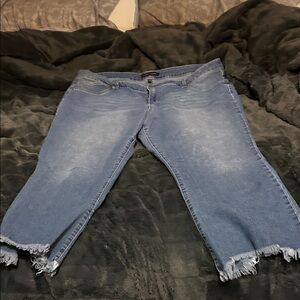 Chic Blue Frayed Hem Cropped Jeans